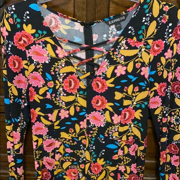 Express floral romper size 2 - Picture 1 of 4